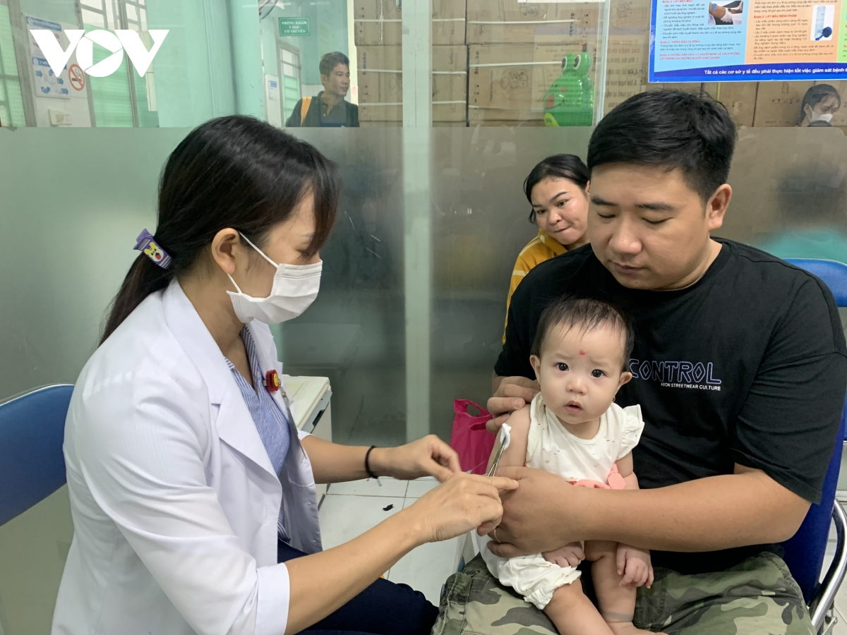 Dịch sởi tại TP.HCM căng thẳng, vẫn còn nhiều trẻ tiêm vaccine muộn